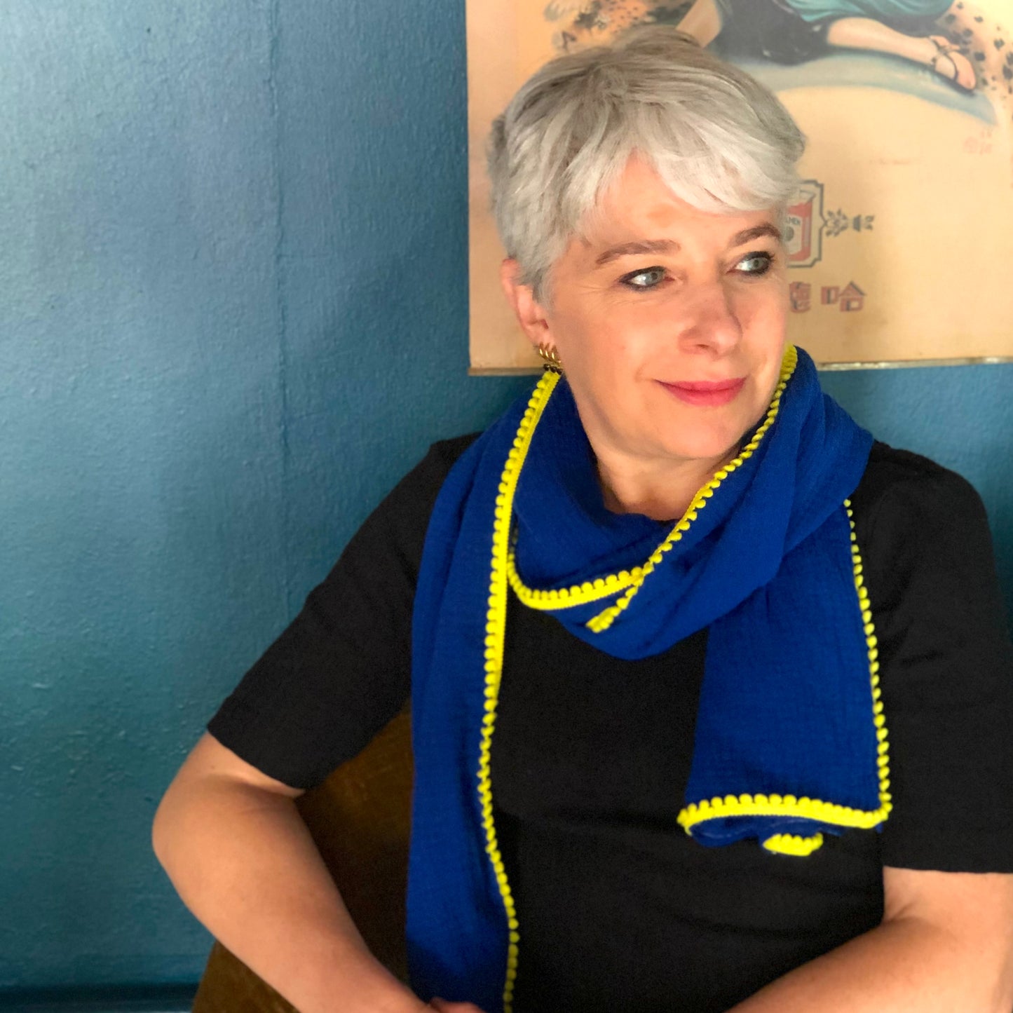 Foulard double gaze de coton bleu à pompons jaunes