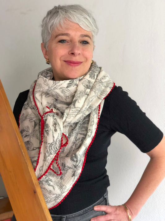 Foulard double gaze de coton écru à motifs jungle à pompons rouges