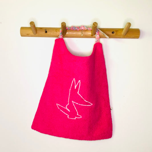 Bavoir en éponge et coton rose motifs graphiques