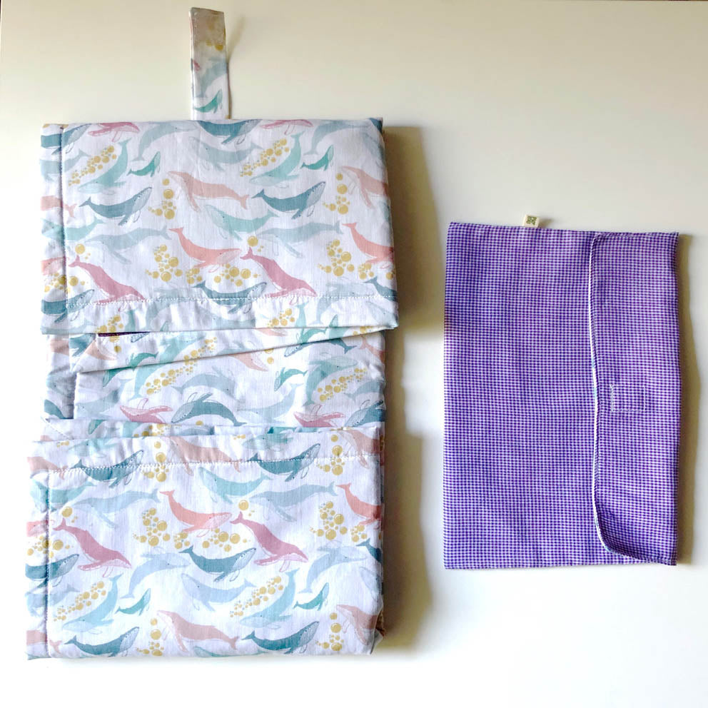 Tapis à langer nomade violet baleines