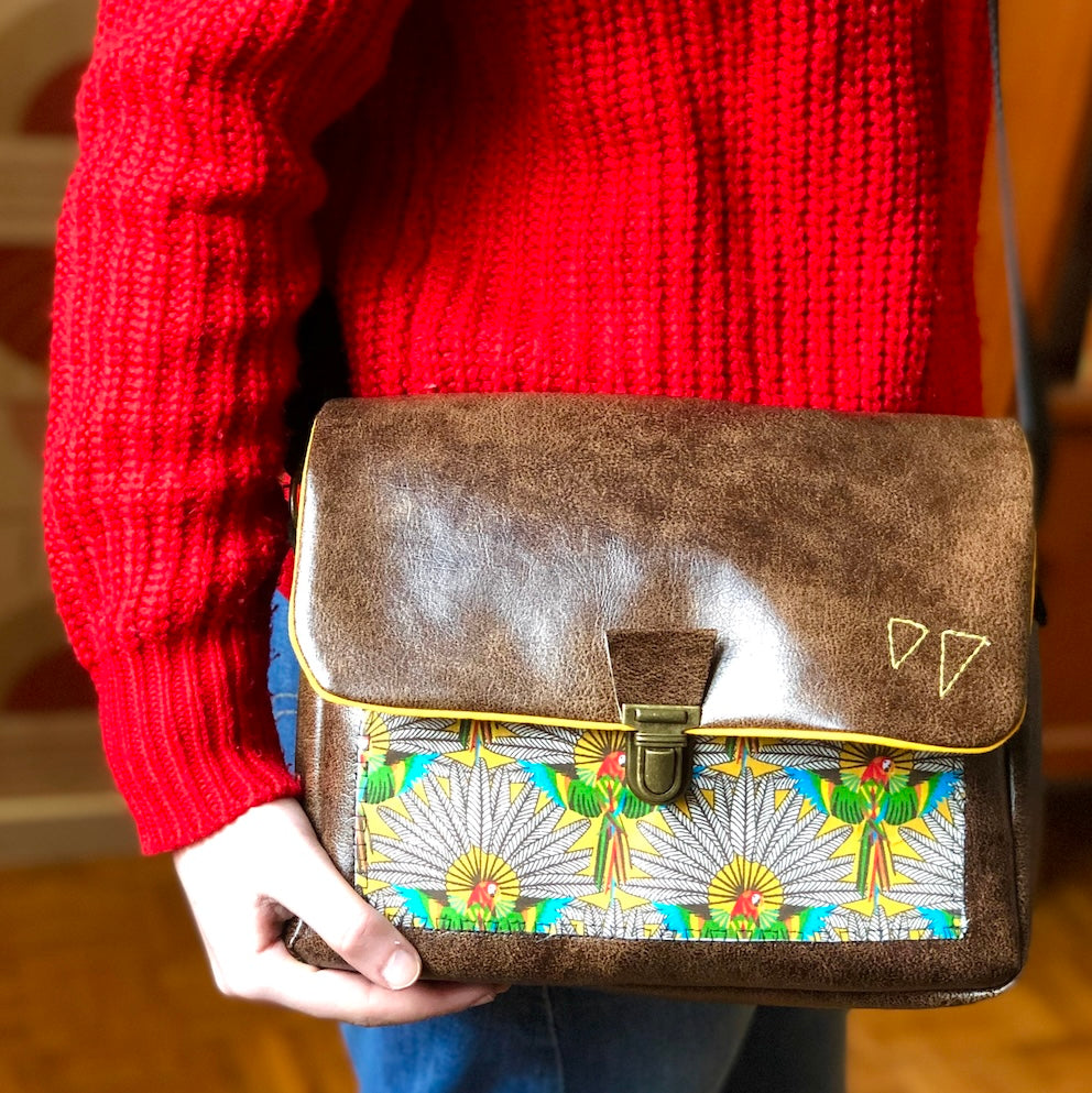 Sac besace marron en simili