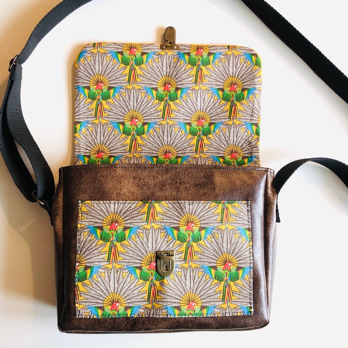 Sac besace marron en simili