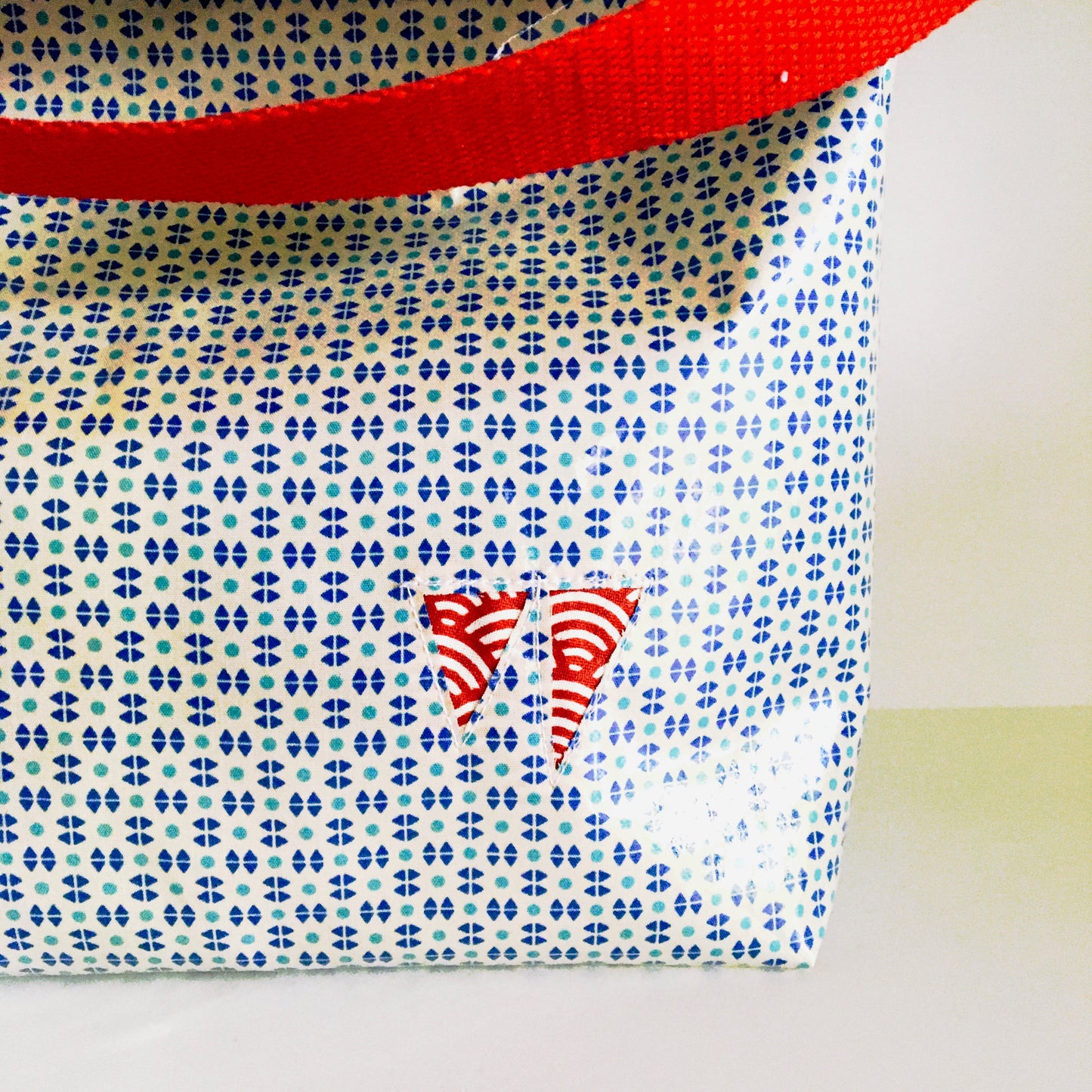 Lunch bag enduit blanc à motifs bleus