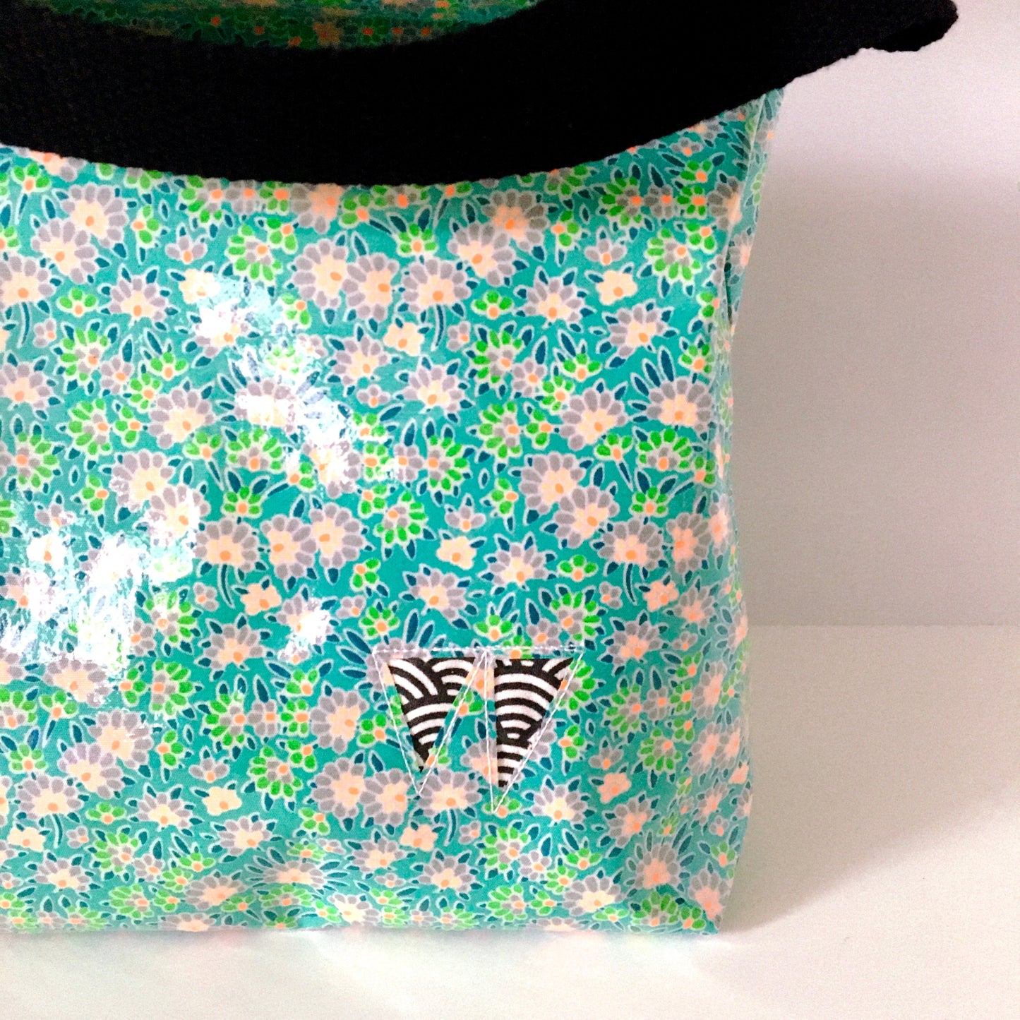 Lunch bag enduit vert à motifs fleuris