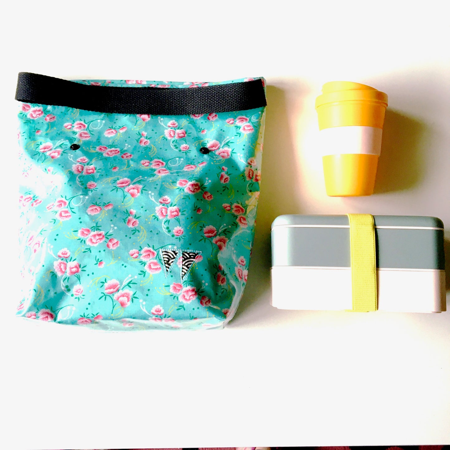 Lunch bag enduit bleu à motifs roses
