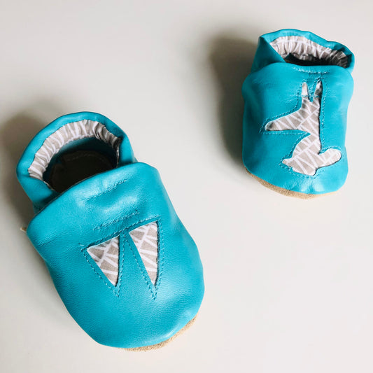 Chaussons bébé en cuir bleu motifs graphiques gris