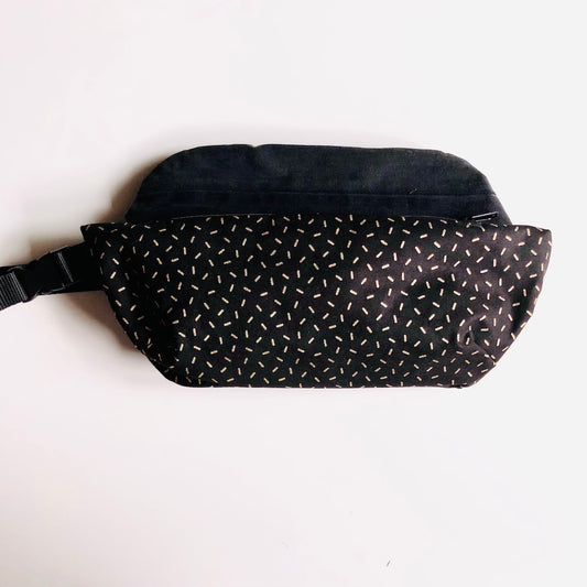 La banane enduite noire dorée