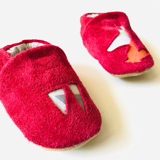 Chaussons bébé en cuir retourné rouge motifs graphiques