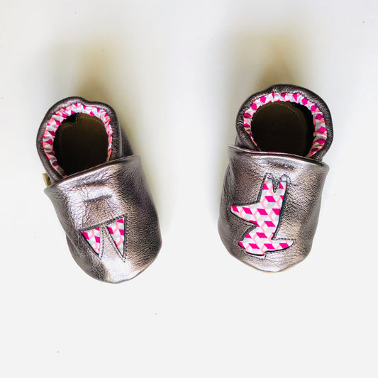 Chaussons bébé en cuir cuivré rose motifs graphiques roses et argentés