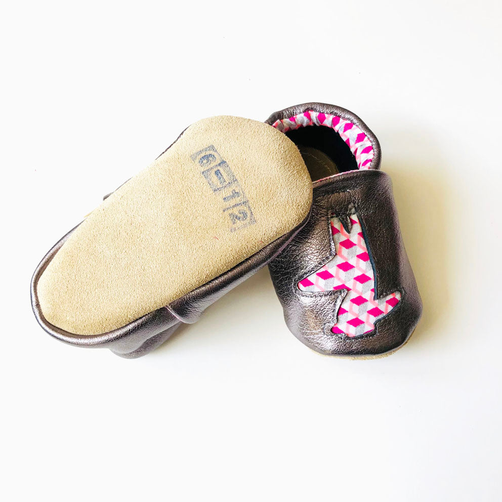 Chaussons bébé en cuir cuivré rose motifs graphiques roses et argentés