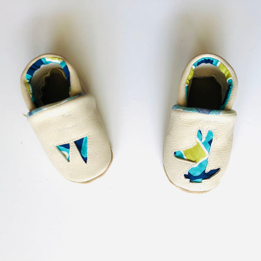 Chaussons bébé en cuir blanc motifs graphiques vert et bleu