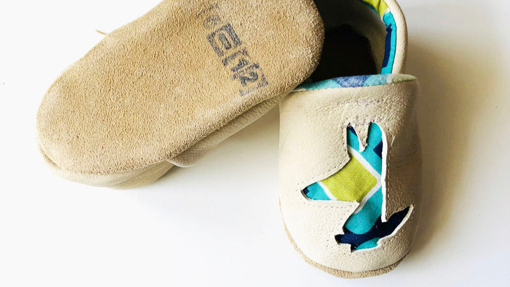 Chaussons bébé en cuir blanc motifs graphiques vert et bleu