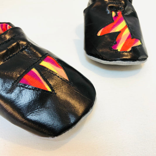 Chaussons bébé en cuir noir motifs rouges et jaunes