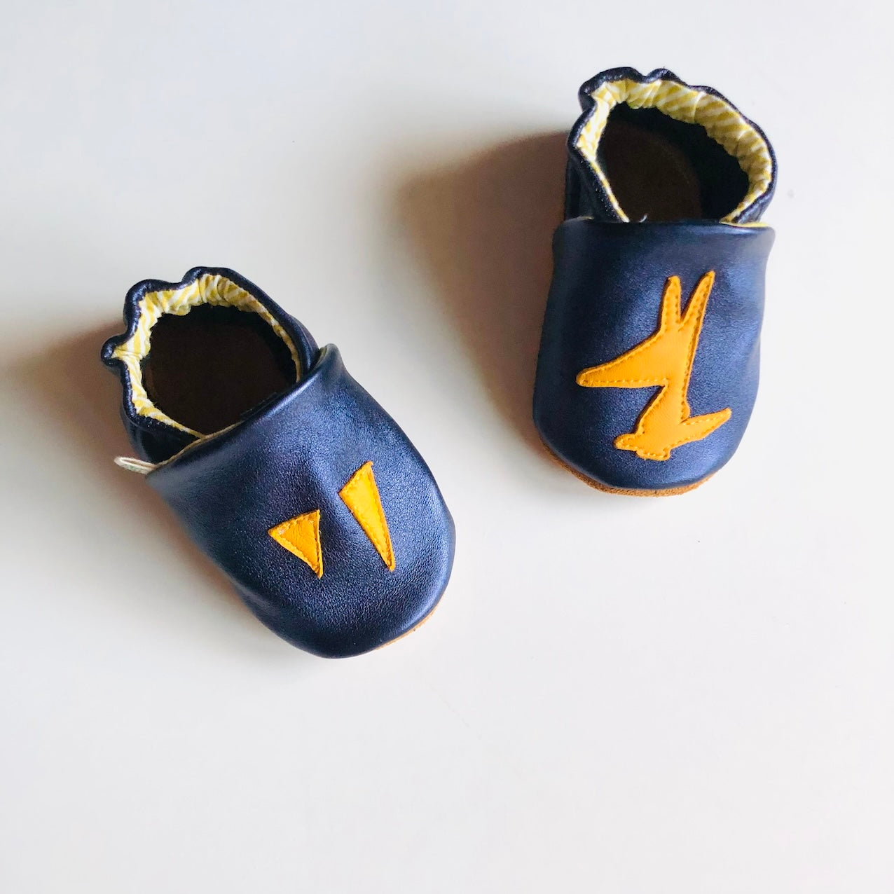 Chaussons bébé en cuir bleu métallisé motifs loup jaune