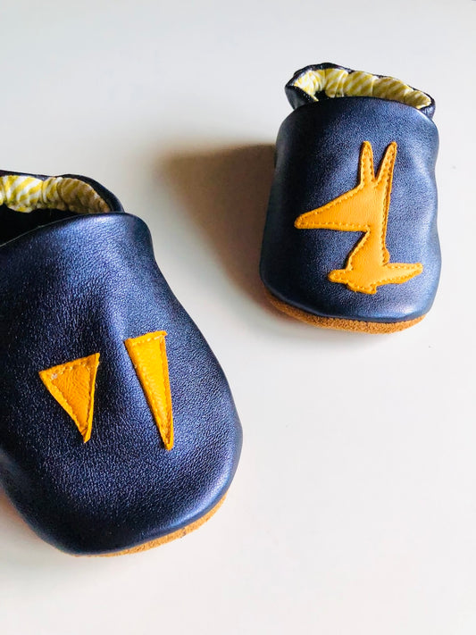 Chaussons bébé en cuir bleu métallisé motifs loup jaune