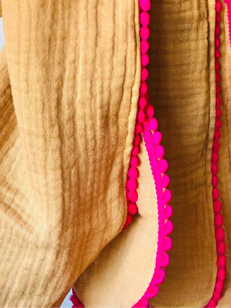 Foulard double gaze de coton camel à pompons roses
