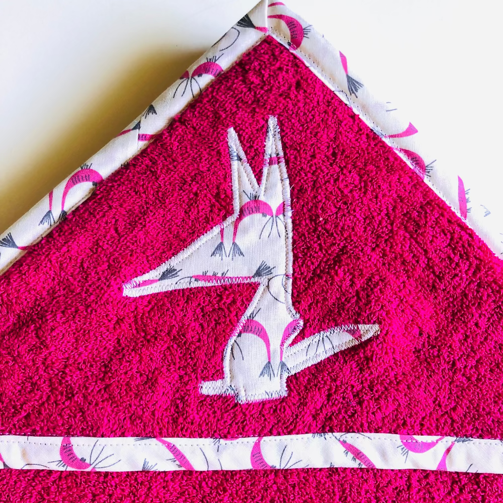 cape de bain et gant rose crevettes