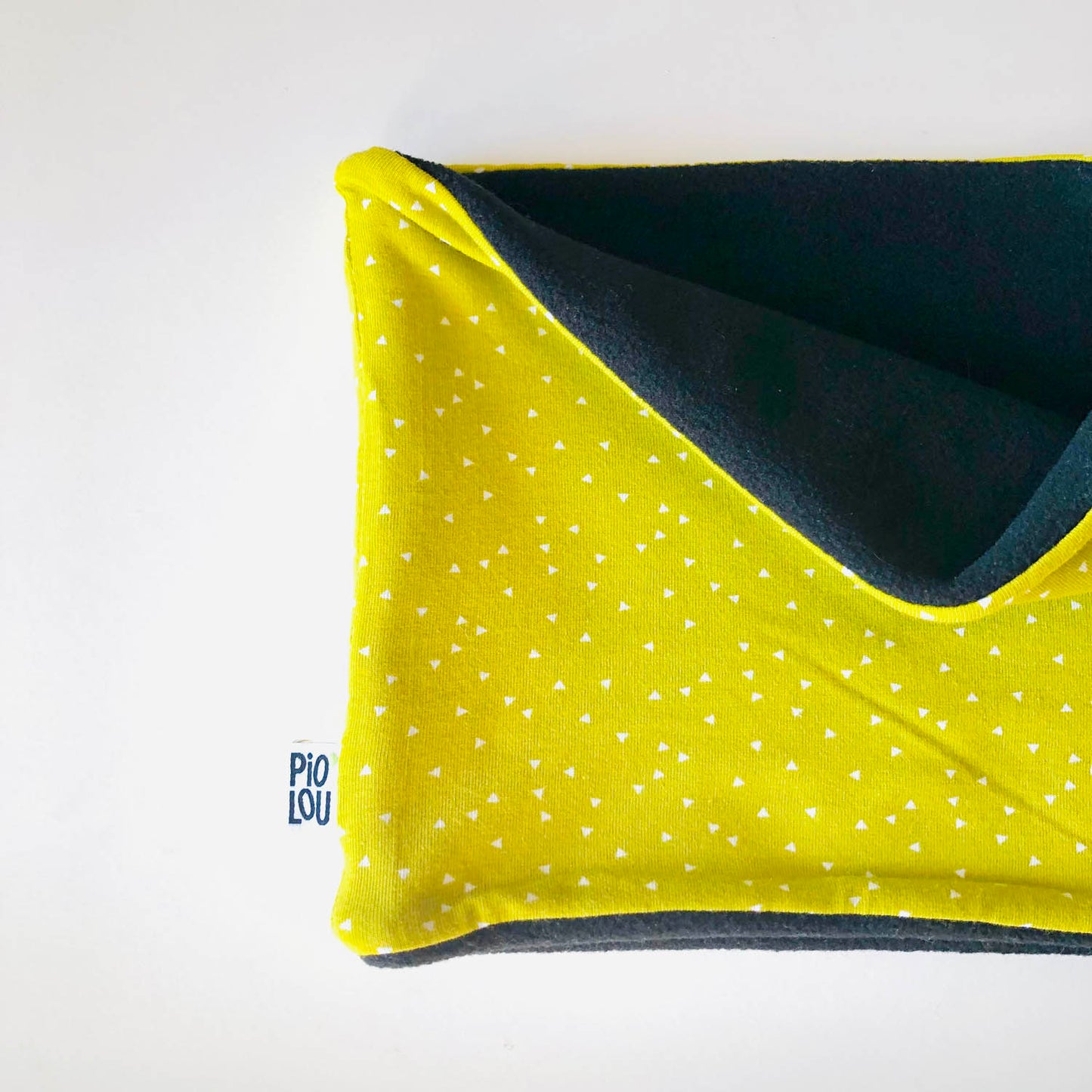 Tour de cou enfant réversible noir et vert triangles