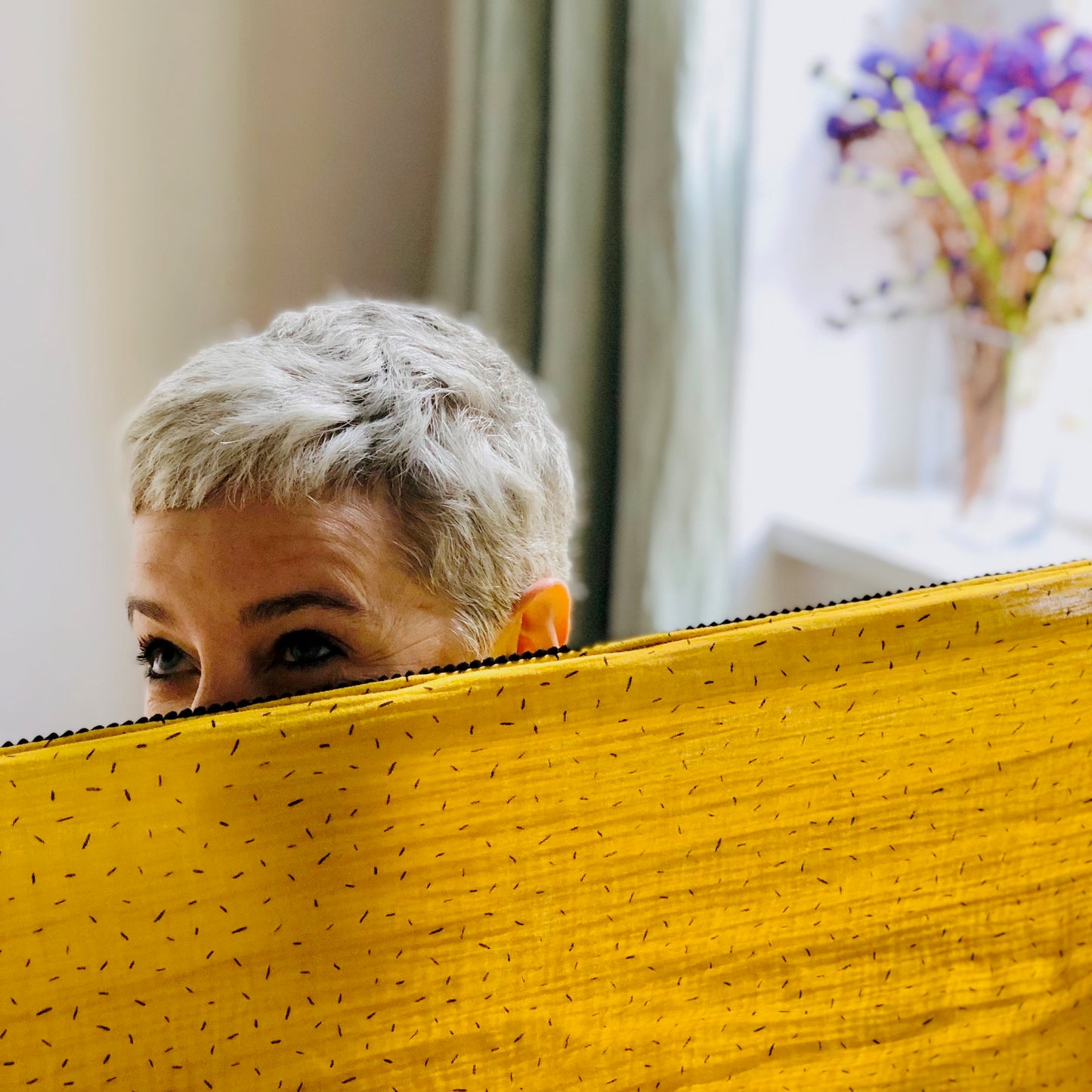 Foulard double gaze de coton jaune à motifs pompons noirs