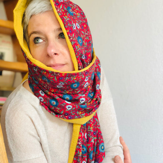 Foulard réversible gaze de coton jaune et viscose rouge fleurie