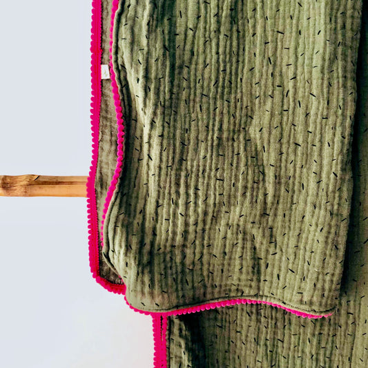 Foulard double gaze de coton kaki à motifs et pompons roses