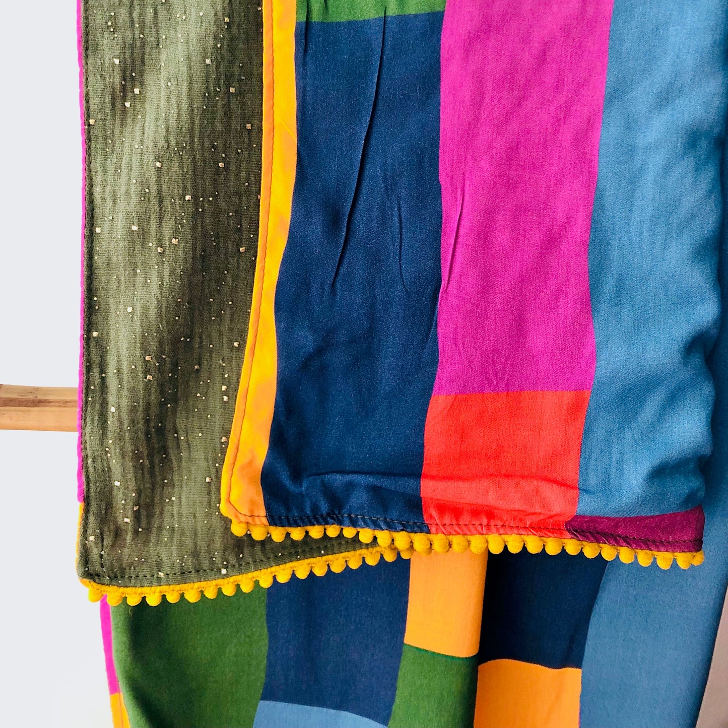 Foulard réversible gaze de coton vert kaki et viscose multicolore géométrique