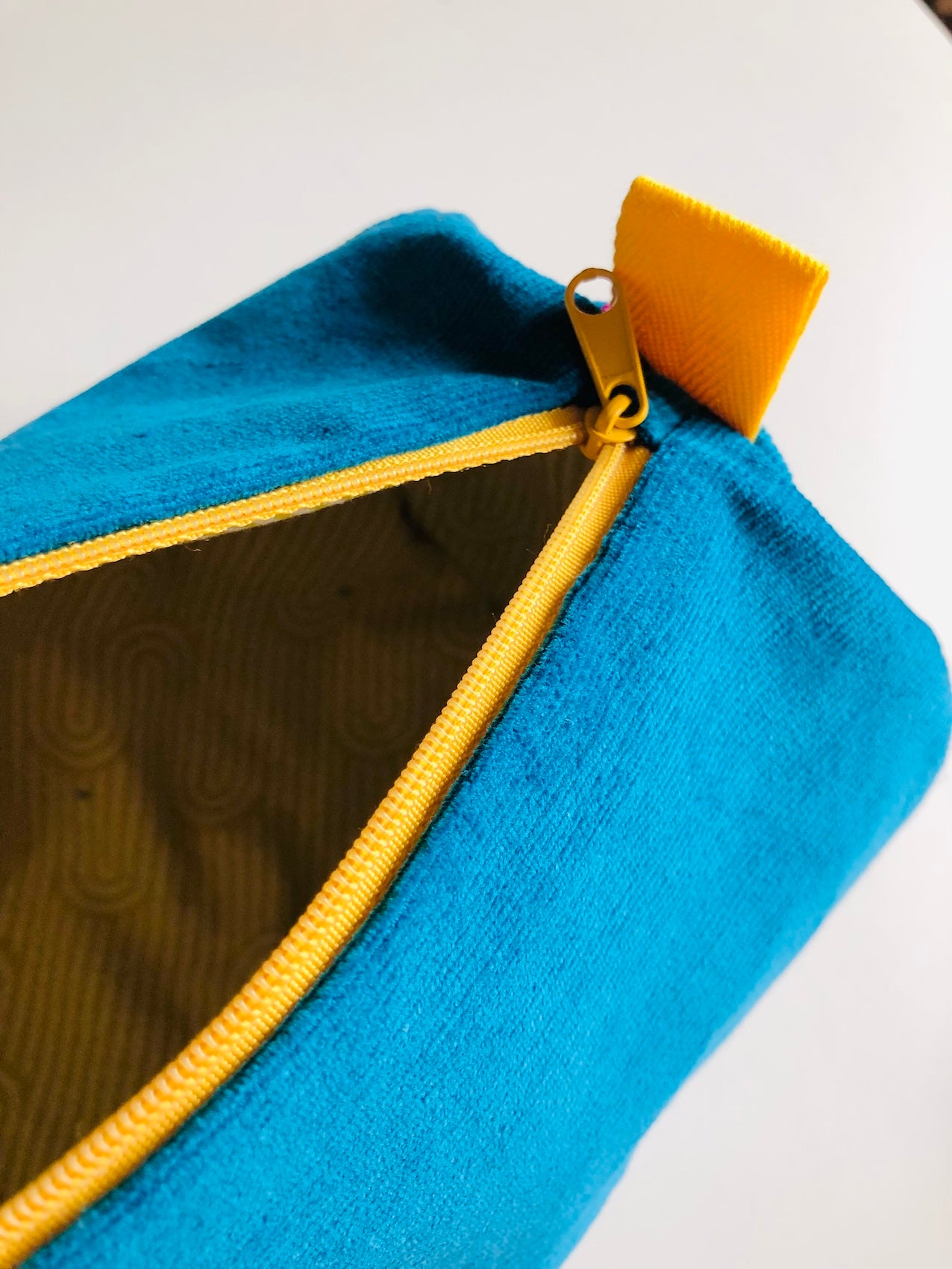 Trousse de toilette en velours bleu et jaune
