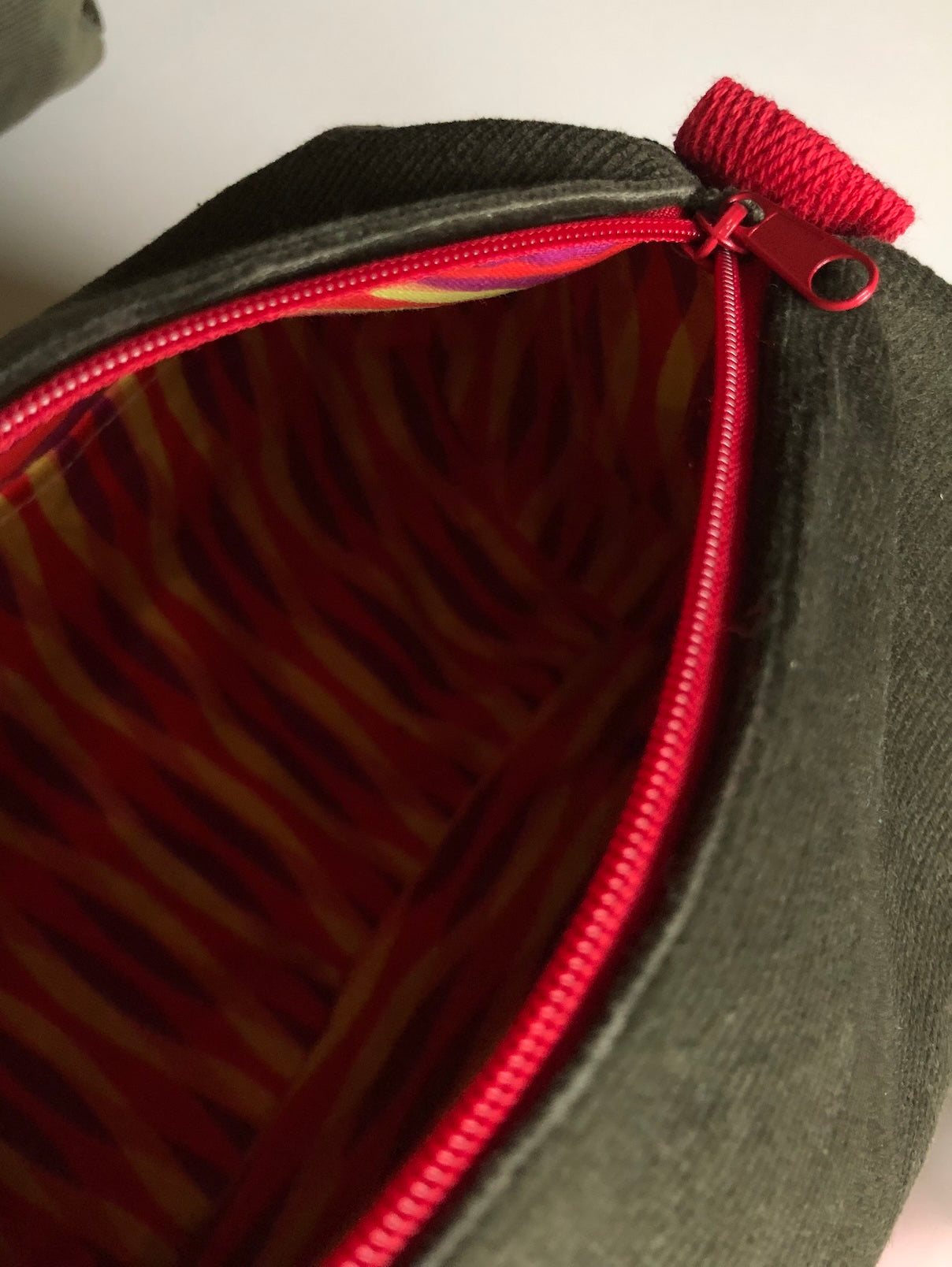 Trousse de toilette en velours kaki et rouge
