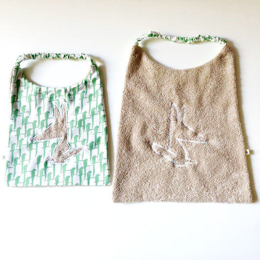 Bavoir en éponge et coton beige aras verts