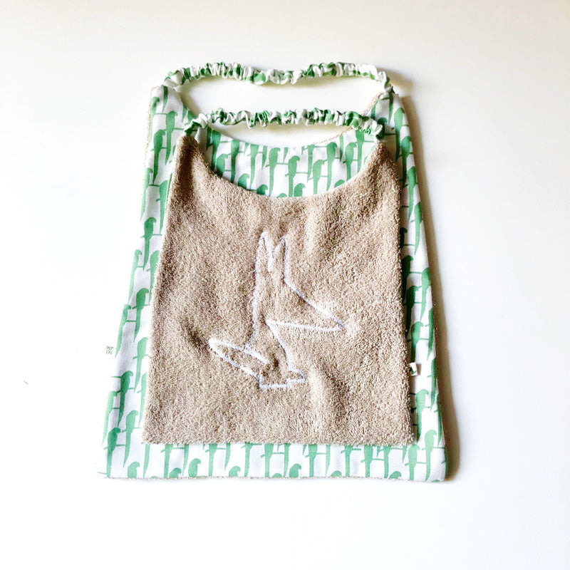 Bavoir en éponge et coton beige aras verts