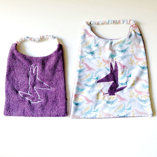 Bavoir en éponge et coton violet baleine