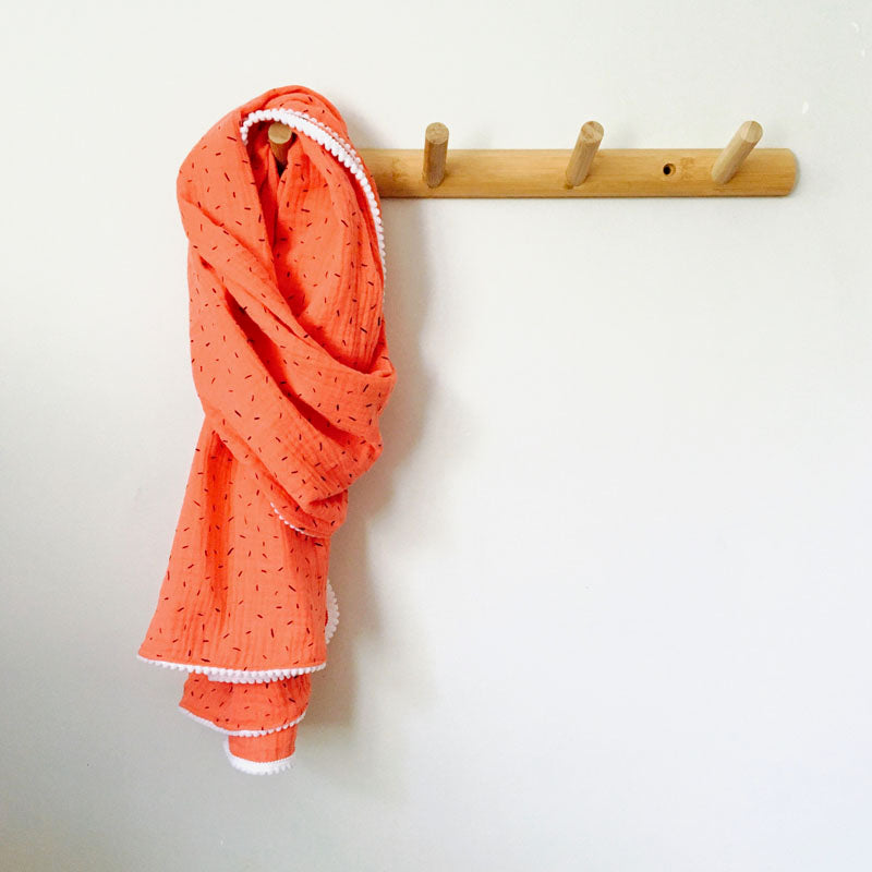 Foulard double gaze de coton corail à motifs et pompons blancs
