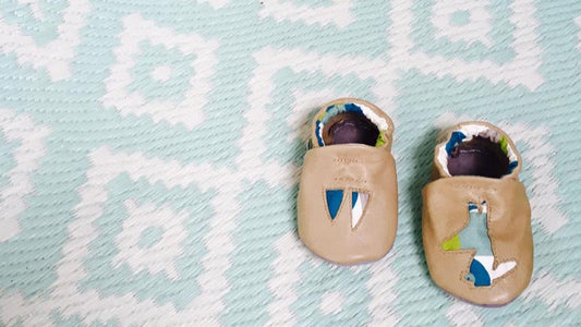 Chaussons bébé en cuir beige motifs bleu-vert