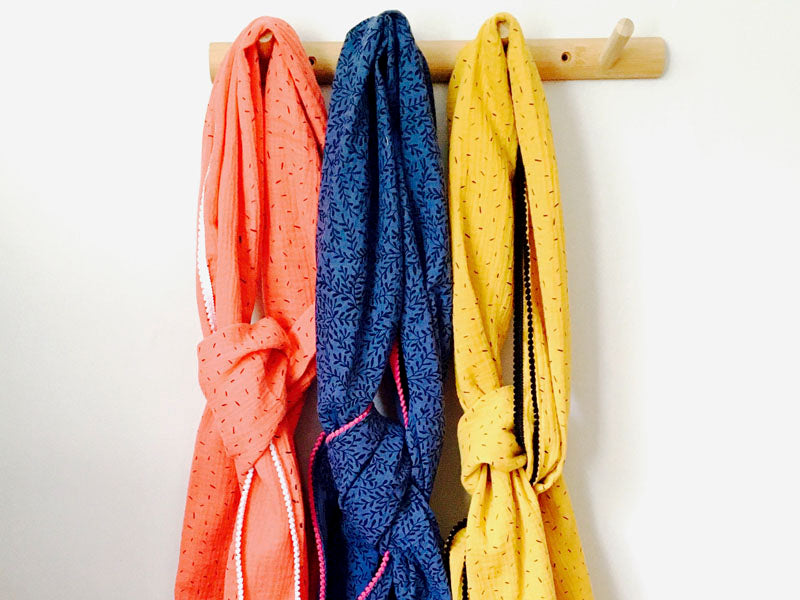 Foulard double gaze de coton corail à motifs et pompons blancs