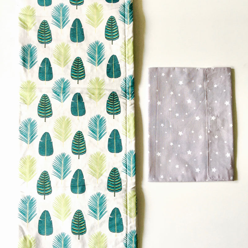 Tapis à langer nomade gris feuilles