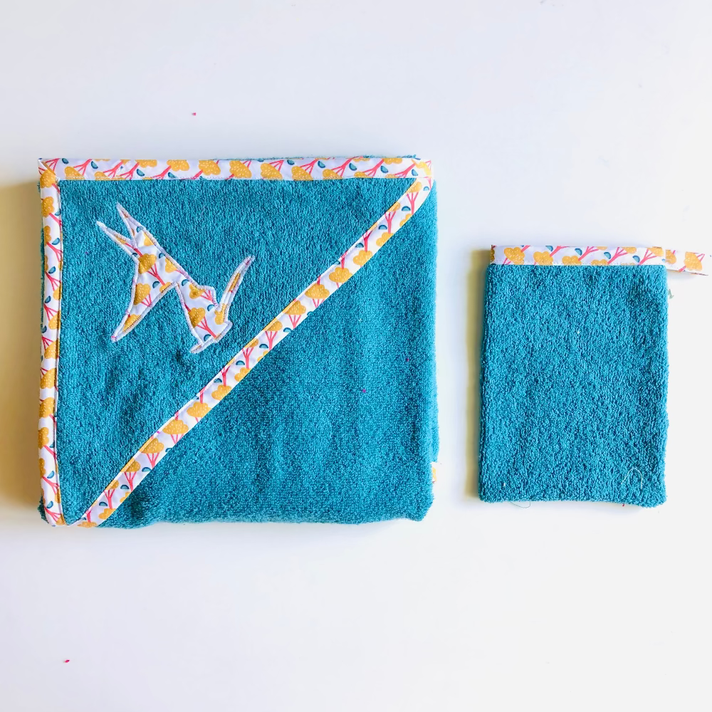 Cape de bain bébé bleu eponge