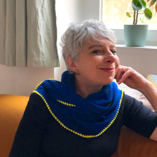 Foulard double gaze de coton bleu à pompons jaunes
