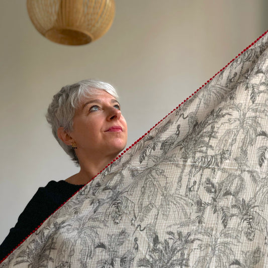 Foulard double gaze de coton écru à motifs jungle à pompons rouges