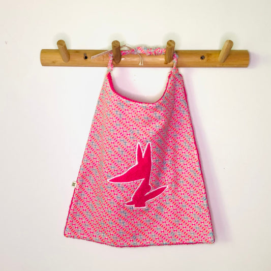 Bavoir en éponge et coton rose motifs graphiques