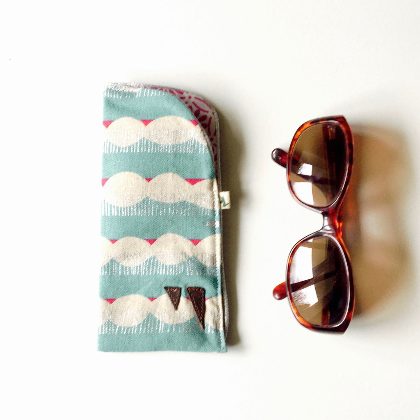 Etui à lunettes loup argenté