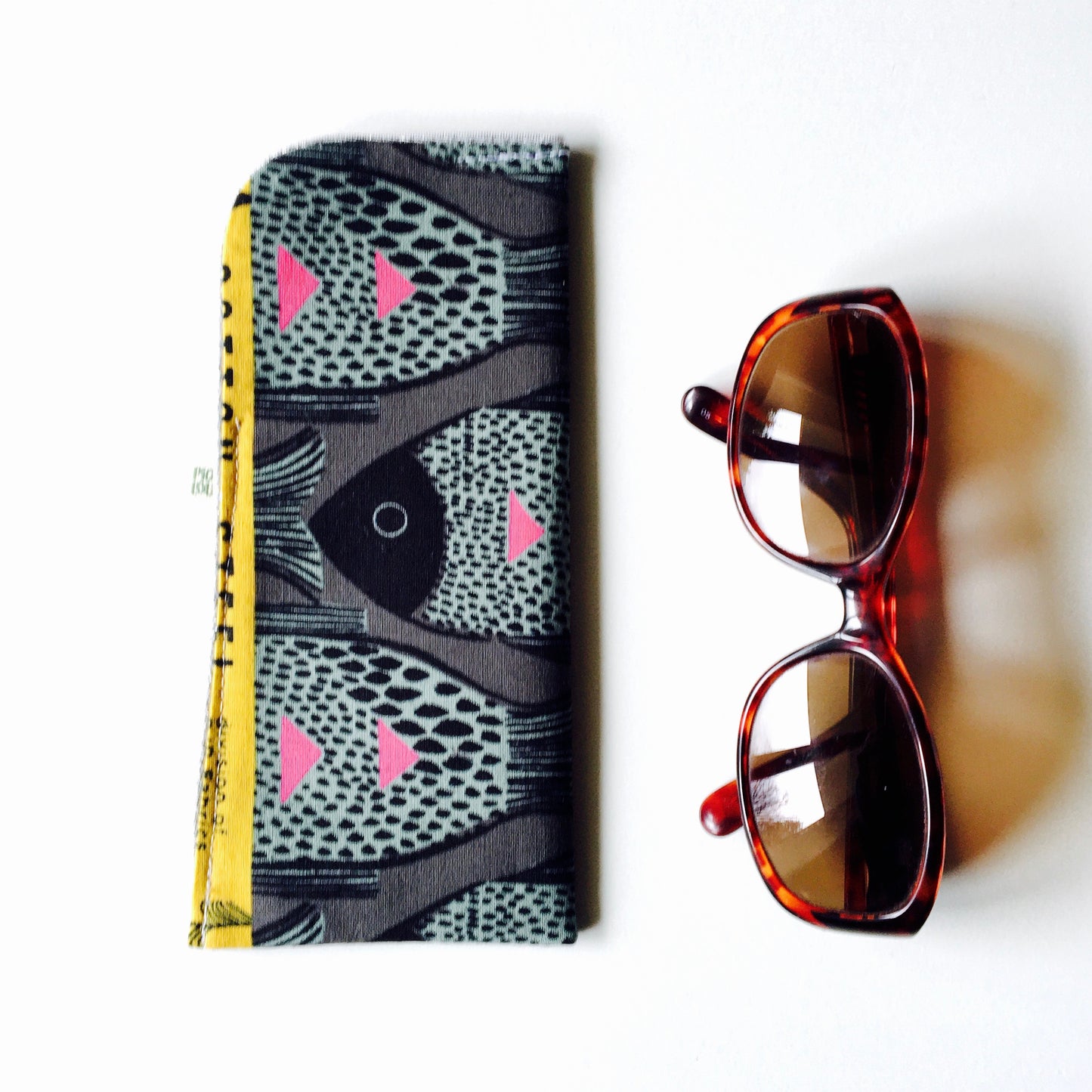 Etui à lunettes rose ou noir