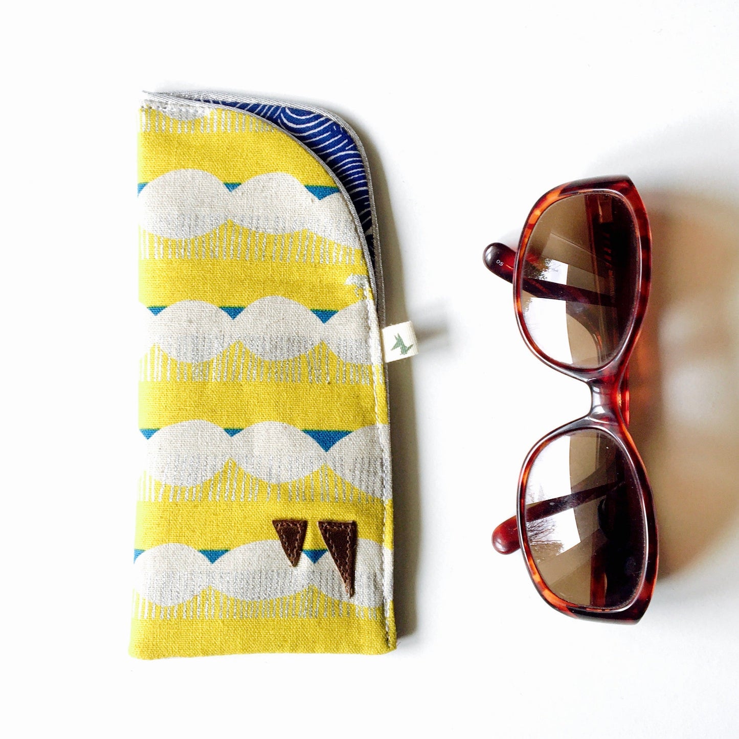 Etui à lunettes jaune argenté