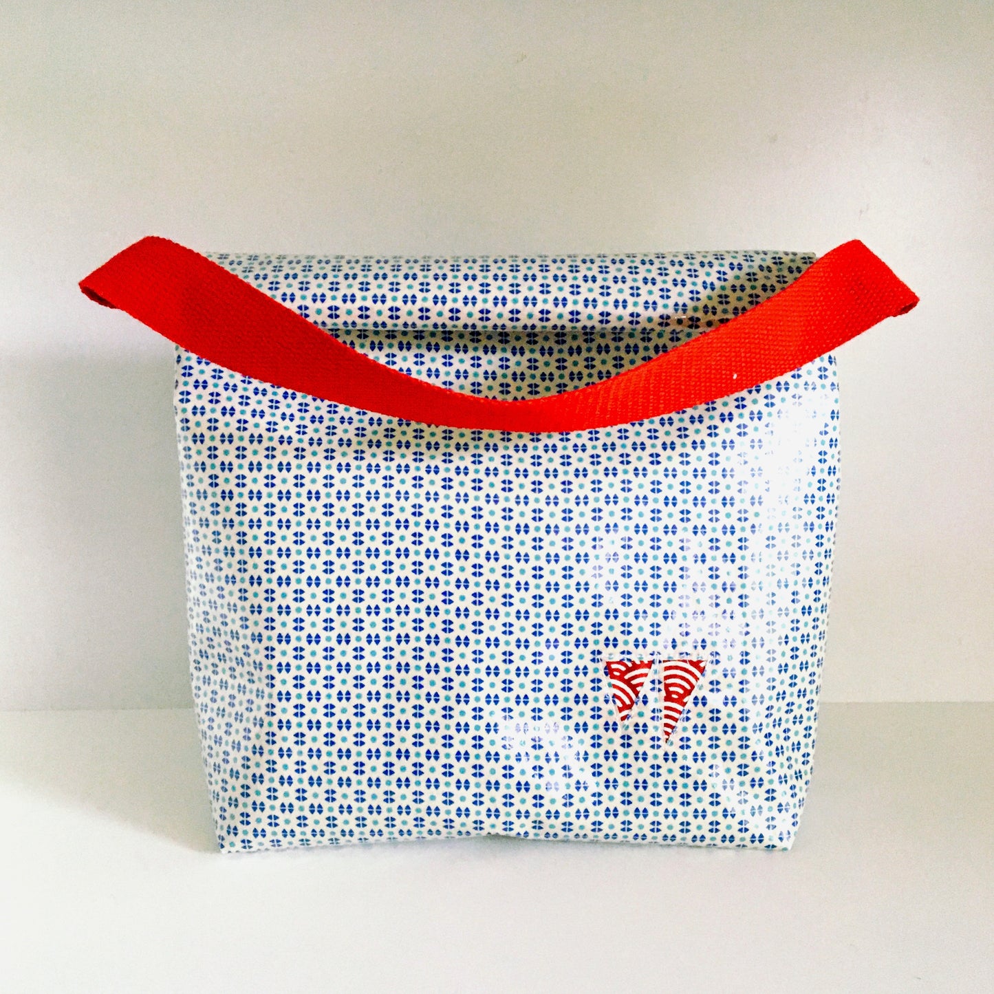 Lunch bag enduit blanc à motifs bleus