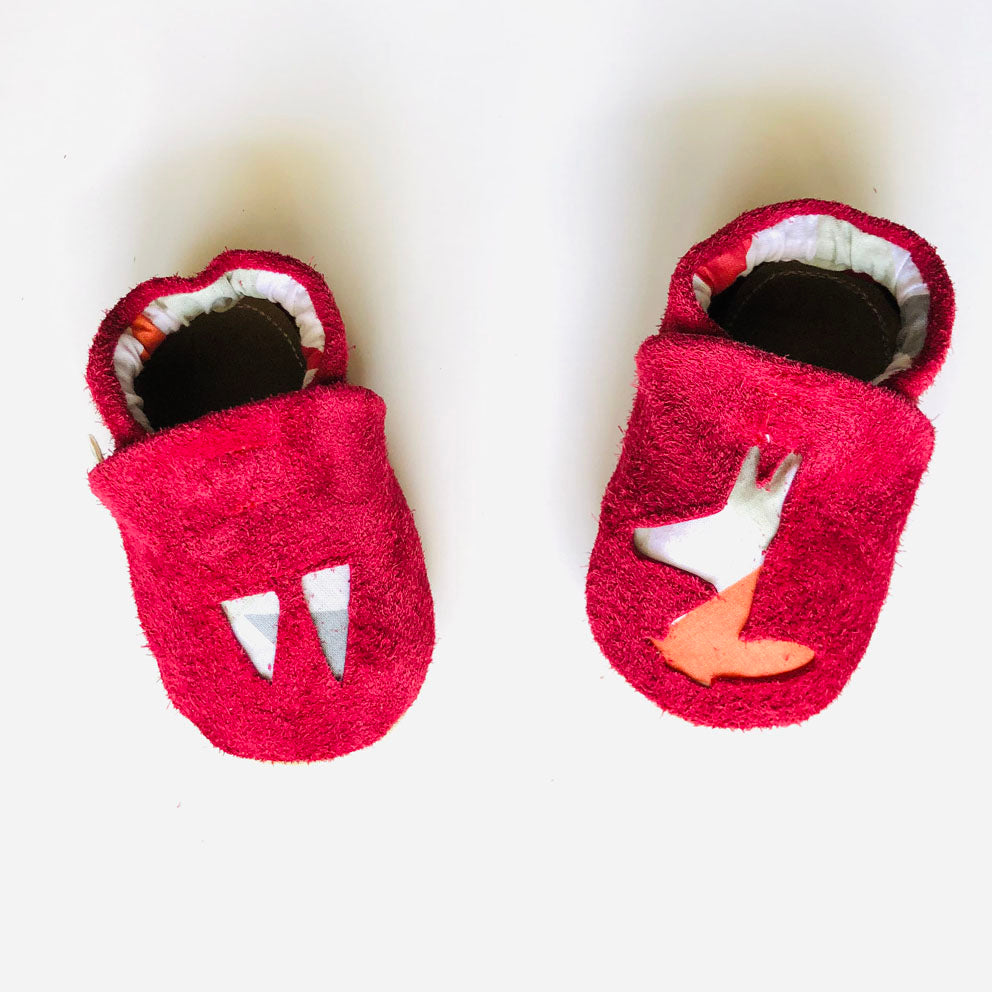 Chaussons bébé en cuir retourné rouge motifs graphiques