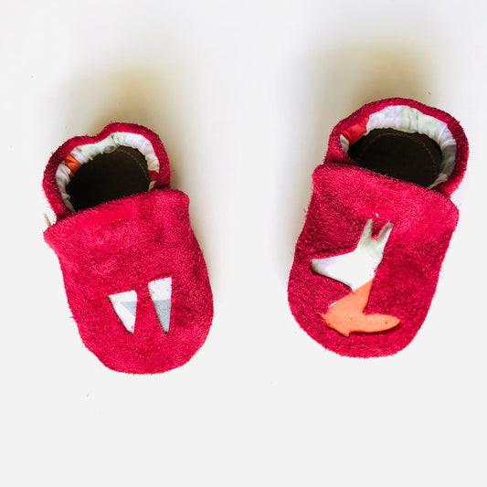 Chaussons bébé en cuir retourné rouge motifs graphiques