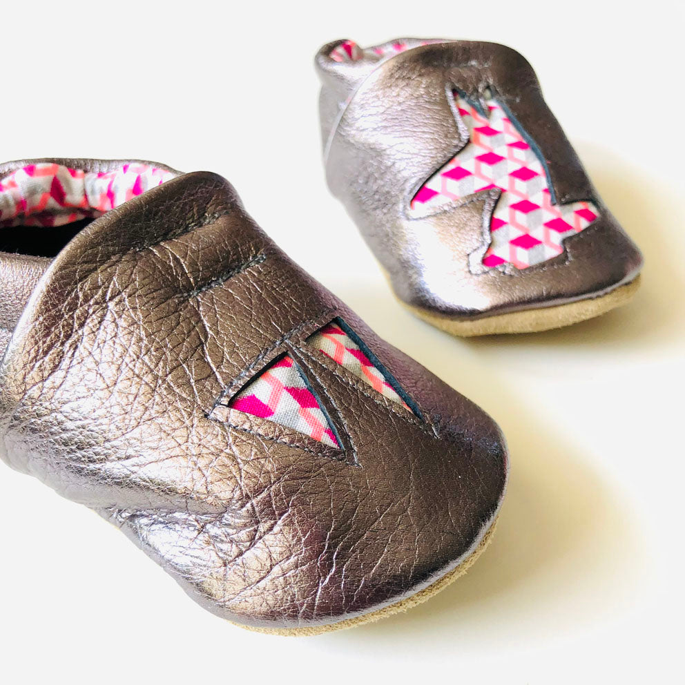 Chaussons bébé en cuir cuivré rose motifs graphiques roses et argentés