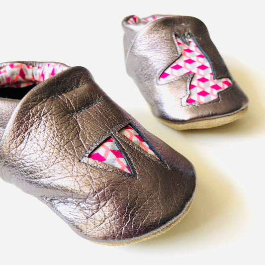 Chaussons bébé en cuir cuivré rose motifs graphiques roses et argentés