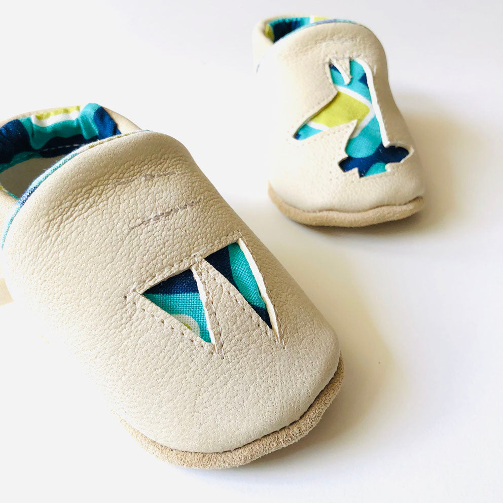 Chaussons bébé en cuir blanc motifs graphiques vert et bleu