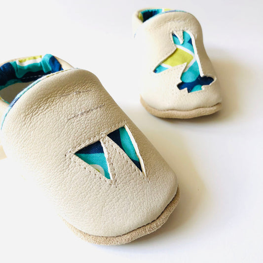Chaussons bébé en cuir blanc motifs graphiques vert et bleu