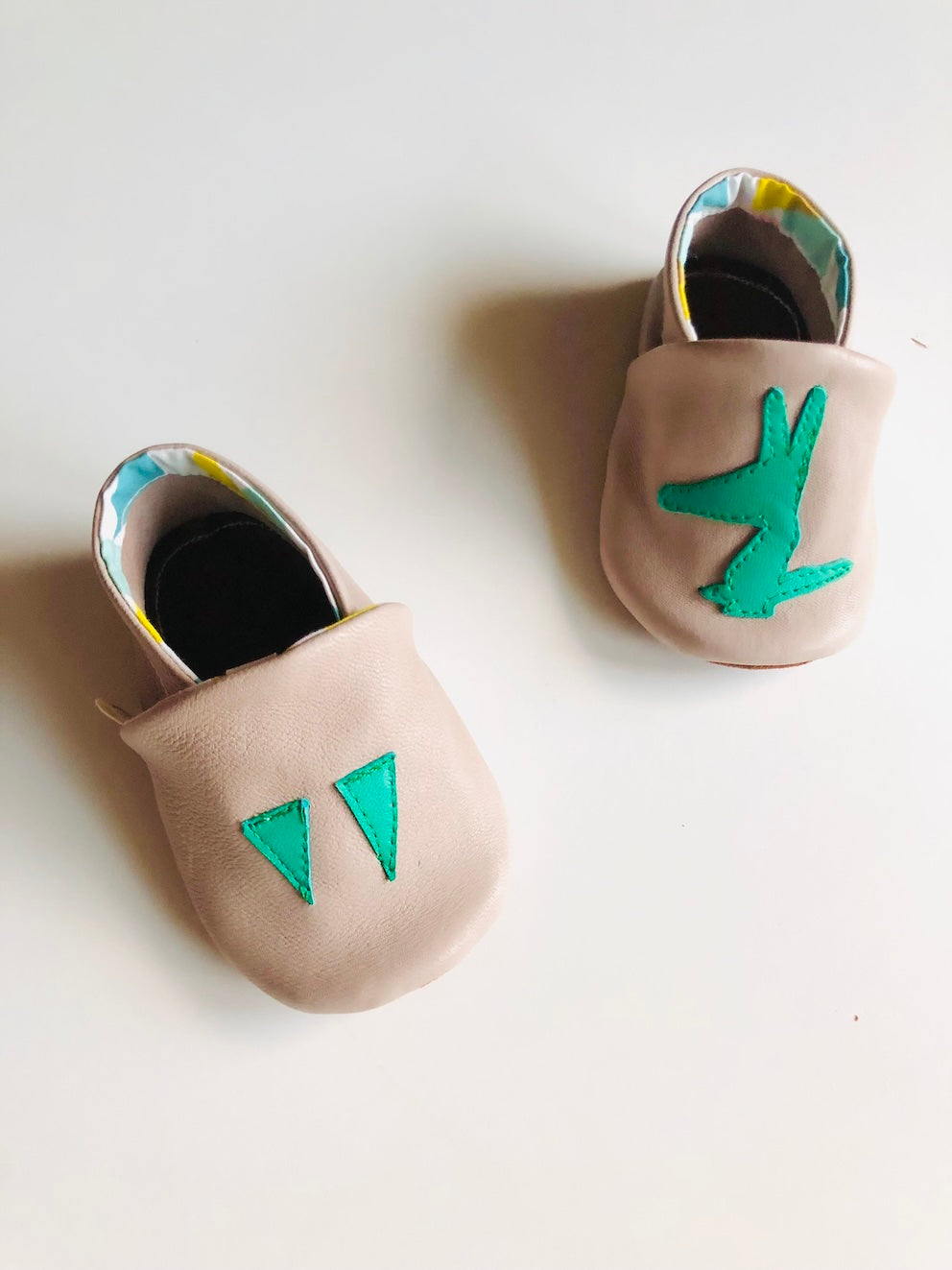 Chaussons bébé en cuir beige motifs loup vert